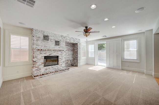 Building Photo - Stunning Rhodes Ranch Four Bedroom