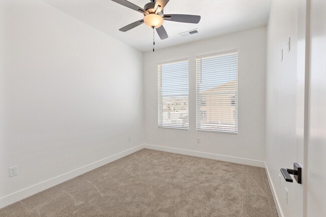Building Photo - 1082 W Albertine Ln