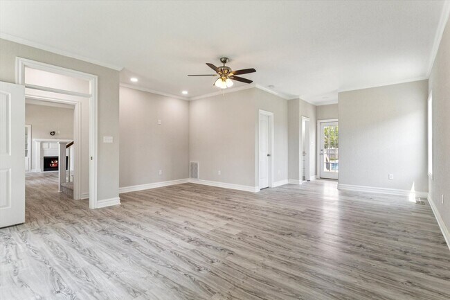 Building Photo - Renovated 5-bedroom 3.5-bathroom home loca...