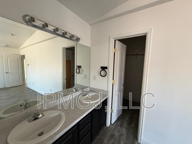 Building Photo - 377 S Redlands Rd