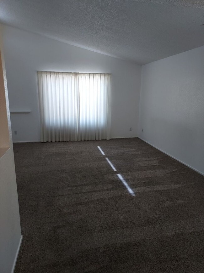 Building Photo - SINGLE STORY TOWN HOME 3 BEDROOM 2 BATH WI...