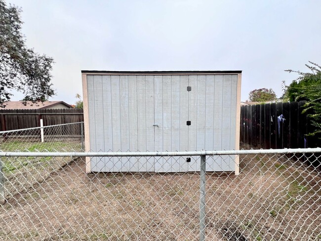 Building Photo - $2,495 Sierra & Cedar, 4 bedroom House - Fresno / Spacious Backyard / Fresh Paint / New Floors