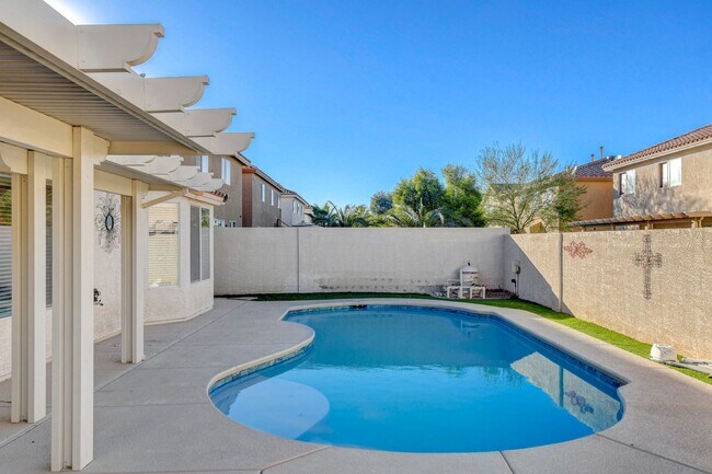 Building Photo - POOL House in Silverado Ranch!