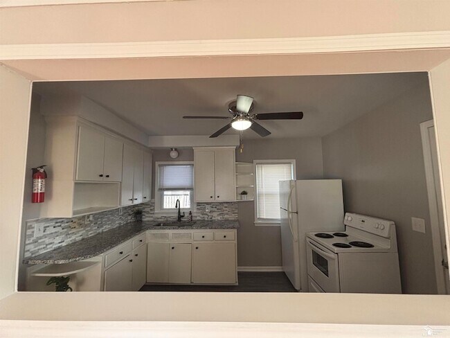 Building Photo - 1273 Lindbergh St