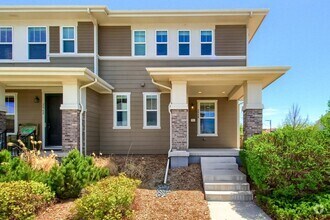 Building Photo - 3 Bed 2.5 Bath End Unit Home with FENCED Y...