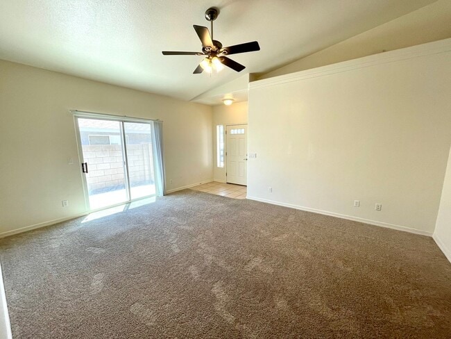 Building Photo - Great 3 Bedroom Duplex near the Kingman Hospital!