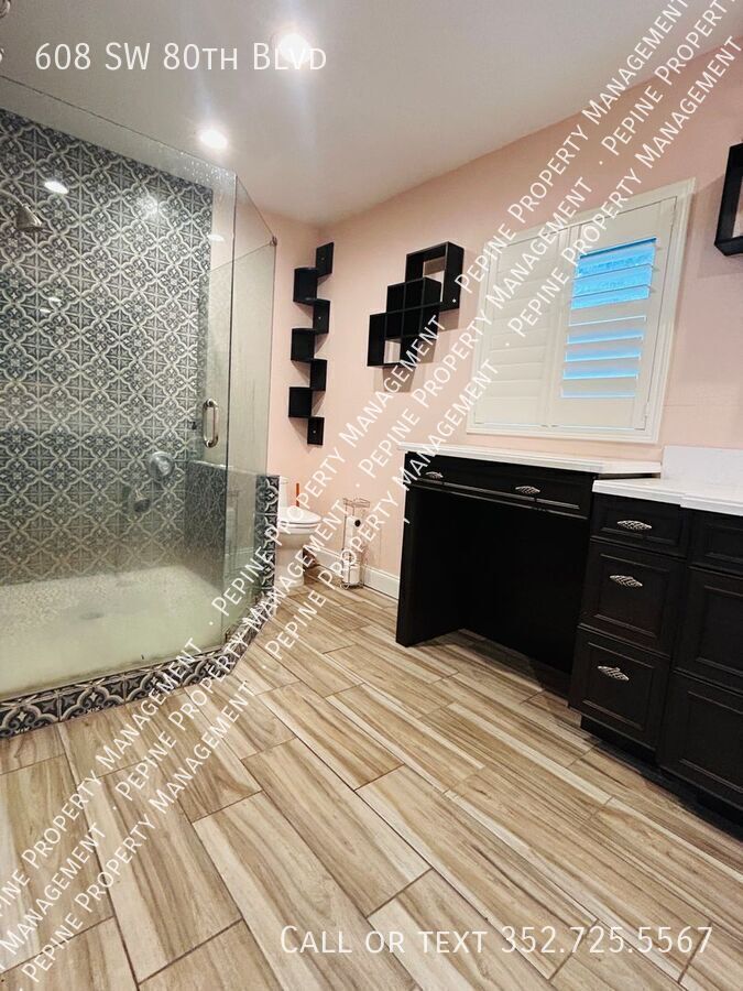 Building Photo - 608 SW 80th Blvd