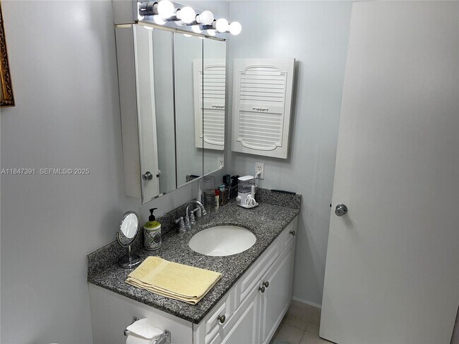 Building Photo - 1904 Bermuda Cir