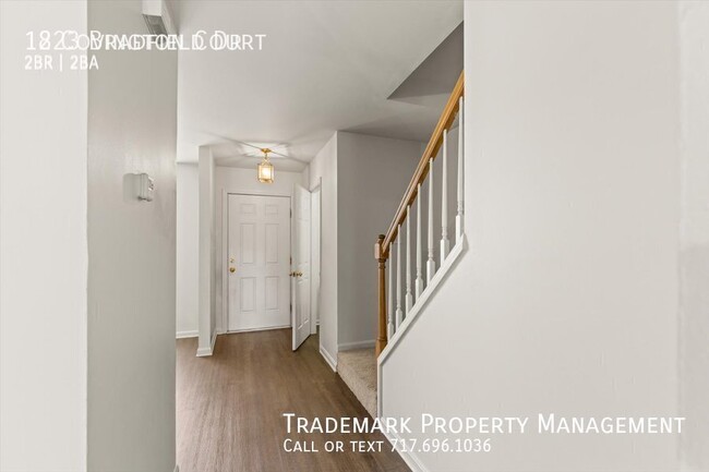 Building Photo - Luxury Updated 2 Bedroom Townhome