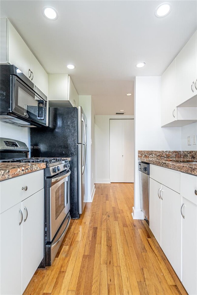 Building Photo - 2425 Flamingo Pl