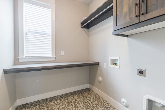 Building Photo - Quiet Centrally located 3 bed 2.5 bathroom