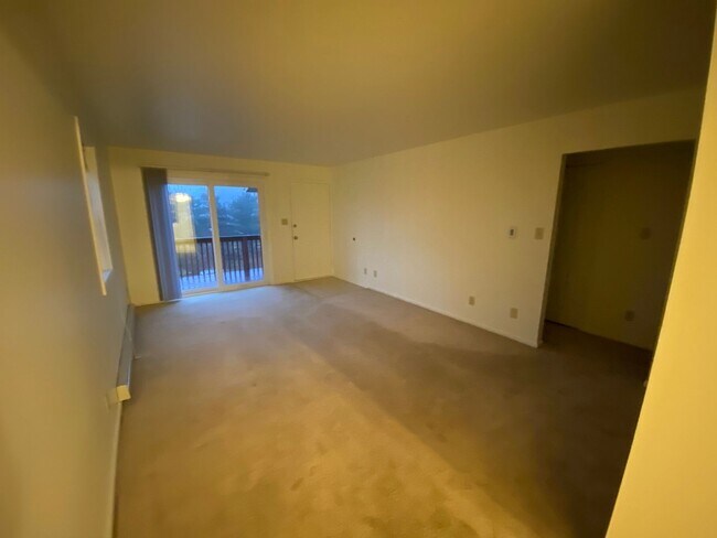 Building Photo - Modern 2 Bedroom 1 Bath Apartment on 2nd Floor!