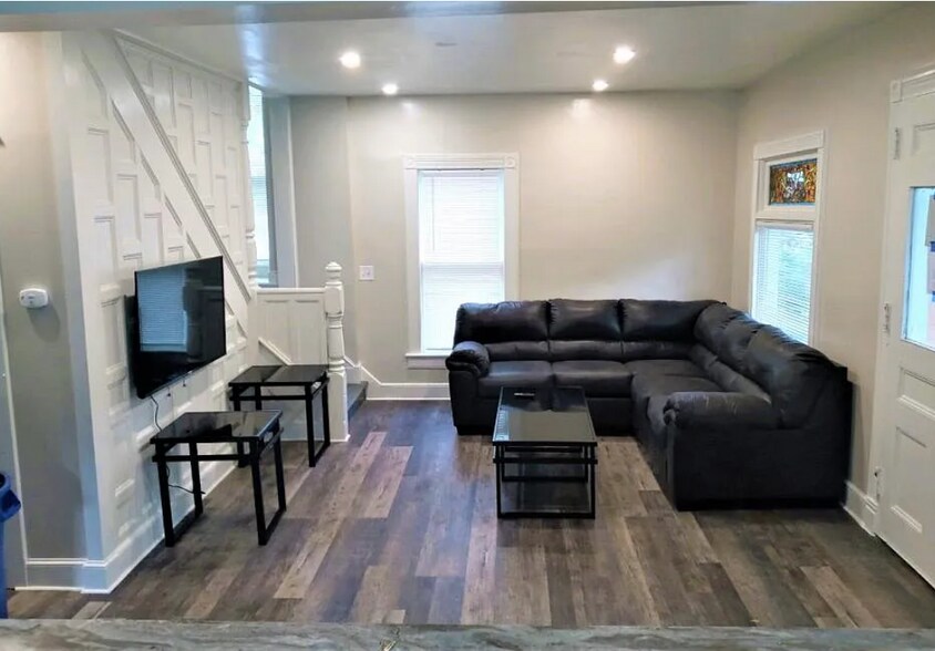 Building Photo - 35 Oak St