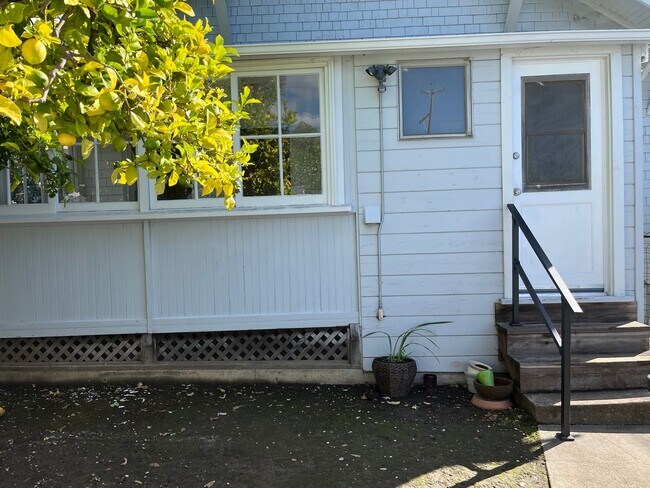 Building Photo - Beautiful Centrally Located Rockridge Craf...