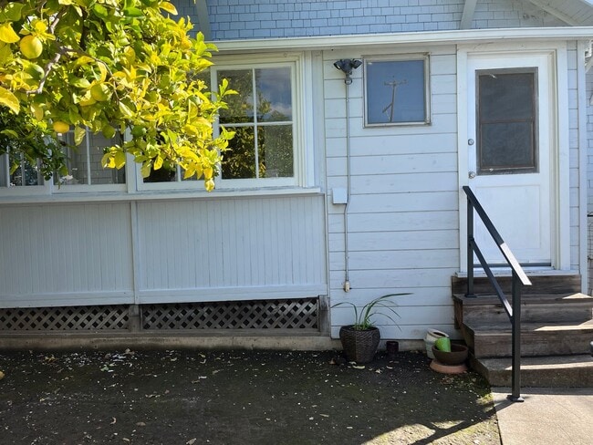 Building Photo - Beautiful Centrally Located Rockridge Craftsman!