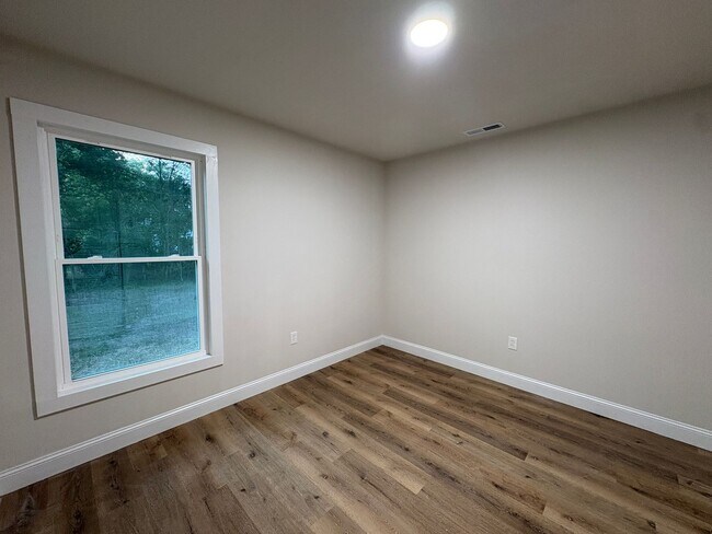 Building Photo - Modern Comfort & Convenient Living
