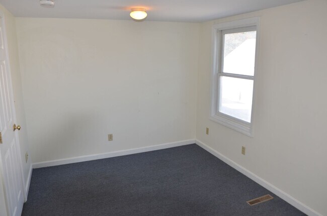 Building Photo - 15-17-17 Peru St