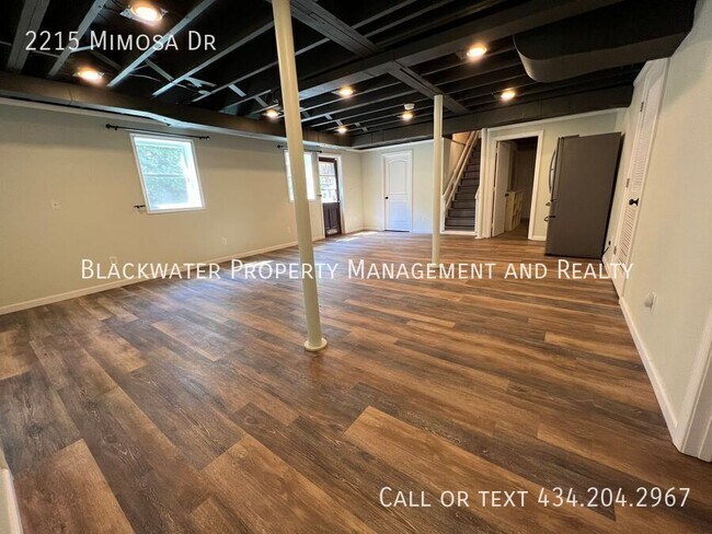 Building Photo - 2215 Mimosa Dr