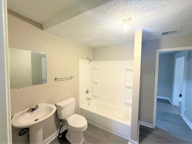 Building Photo - Reduced rent ~ Charming 3BR Memphis Home with Bright Living Space & Backyard Retreat