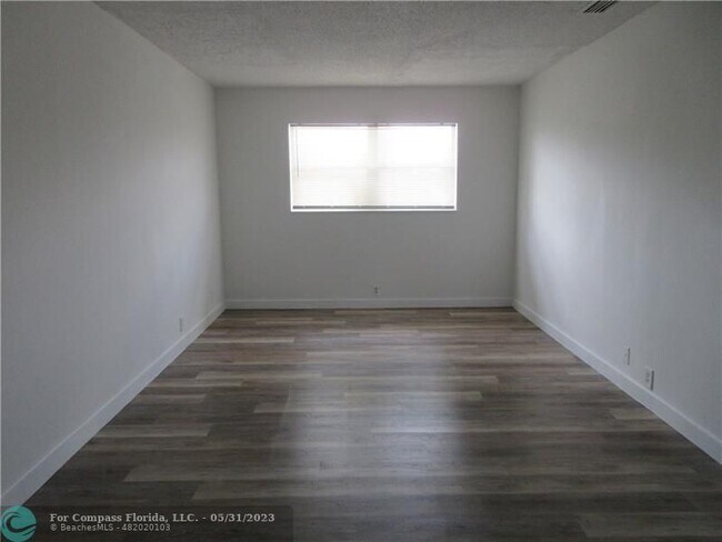 Building Photo - 4240 Woodside Dr
