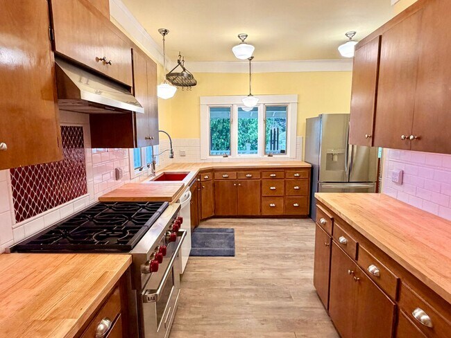 Building Photo - ROJAS