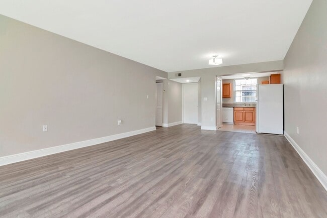 Building Photo - Ground Floor - Corner/End Unit - Upgraded ...