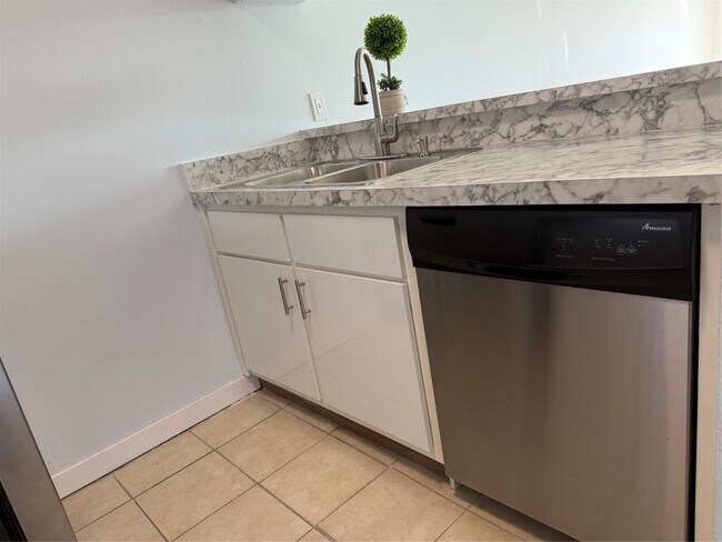 Building Photo - 9930 Twin Lakes Dr