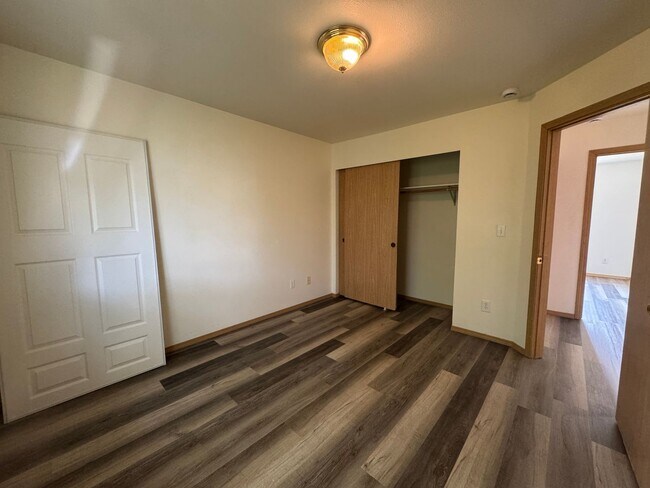 Building Photo - 2 Bed 1.5 Bath Unit!