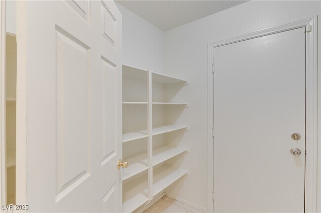 Building Photo - 10225 Clarks Creek St
