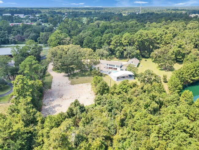 Building Photo - 8402 Matthews Ln