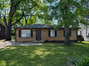 Building Photo - 3 Bedroom, 1 Bath House East Nashville with large back yard!