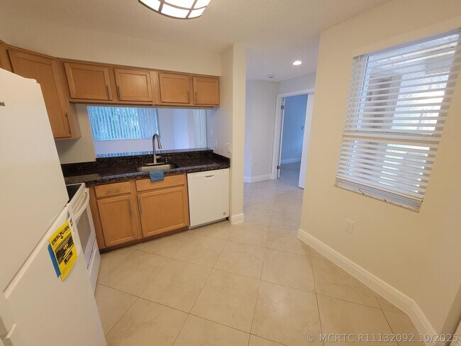 Building Photo - 4208 Glenmoor Dr