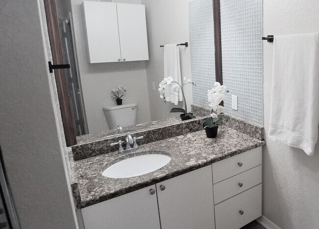 Building Photo - Beautiful 1/1 Pool View Condo x Rent @ Upt...
