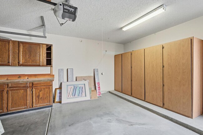 Building Photo - 650 S Arrowwood Way