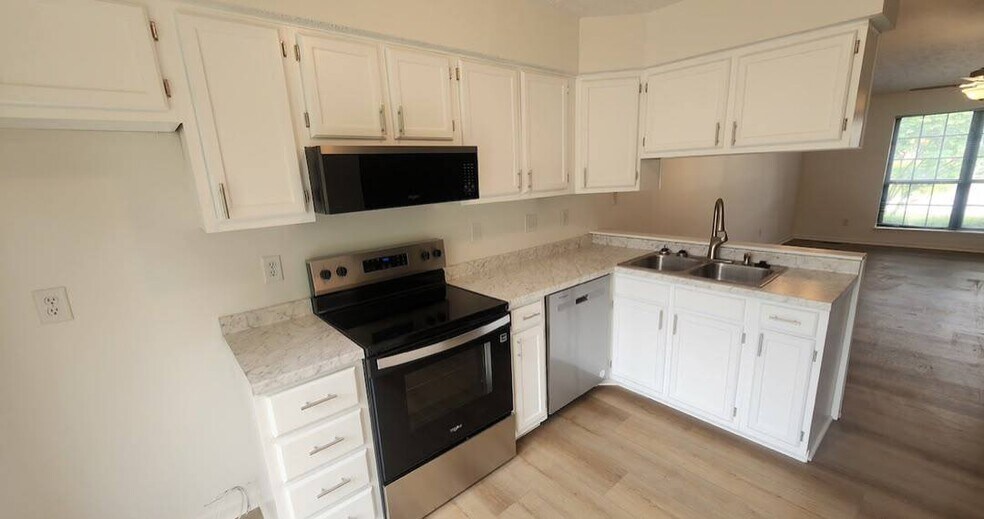 Building Photo - 1836 Queensbridge Cir