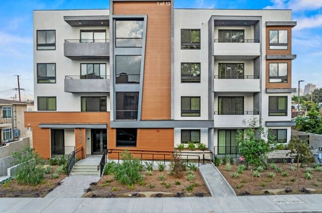 Building Photo - 423 Oak St