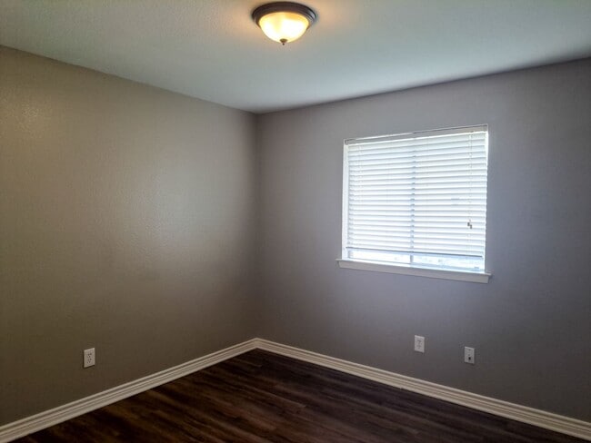 Building Photo - 3 Bedroom / 2 Bath / 2 Car Garage