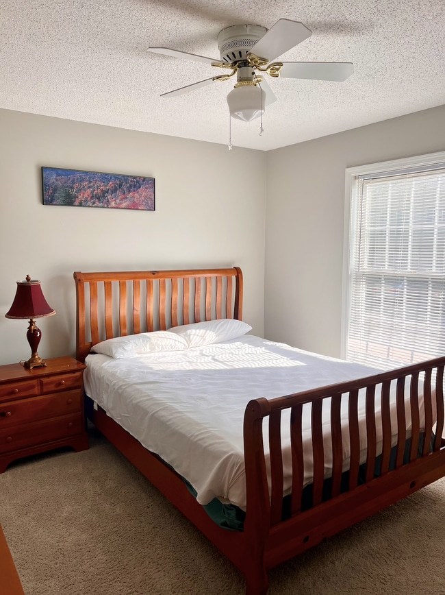 Building Photo - 864 E Sherwood Hills Dr