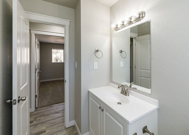 Building Photo - Newly Remodeled 5 Bed Home with Huge Yard