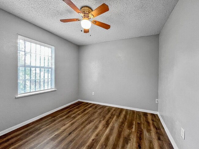 Building Photo - Pet-Friendly 5BR/2BA Home w/ Garage & Fenc...