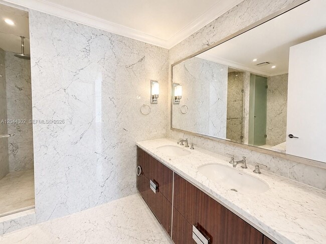 Building Photo - 15701 Collins Ave