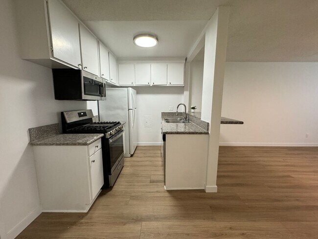 Interior Photo - 14220 Burbank Blvd