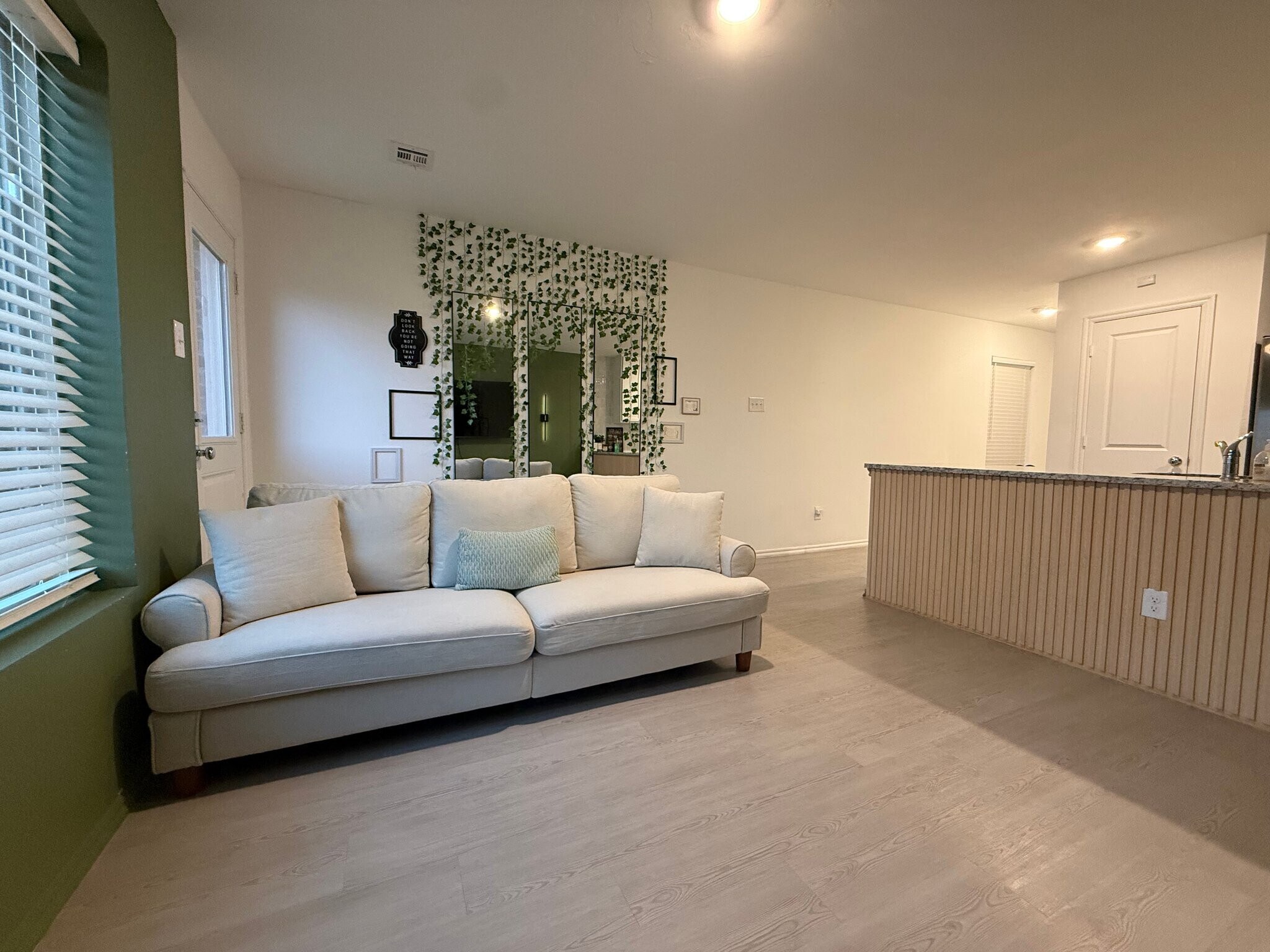 Building Photo - 14908 Parkway Center Ave