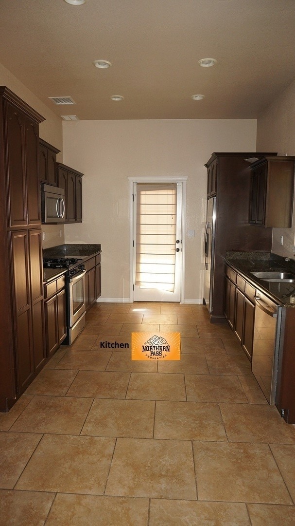 Building Photo - Amazing 3 Bedroom Home in Gated Community!