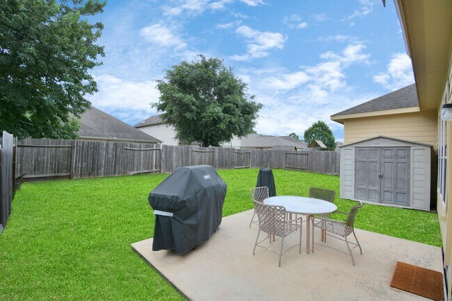 Building Photo - 3311 Raintree Village Dr