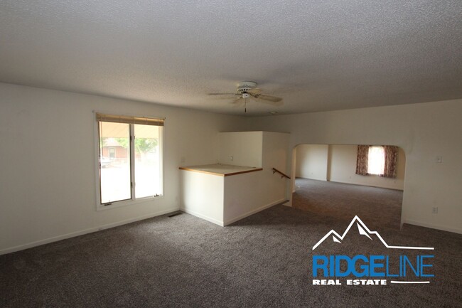 Building Photo - Country Living near Great Falls!