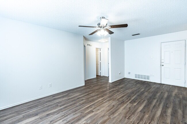 Building Photo - 2 Bedroom House w Large yard