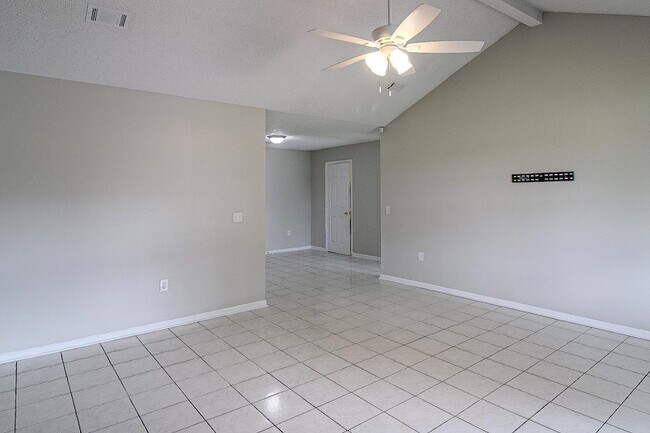 Building Photo - 1235 Pineridge Way