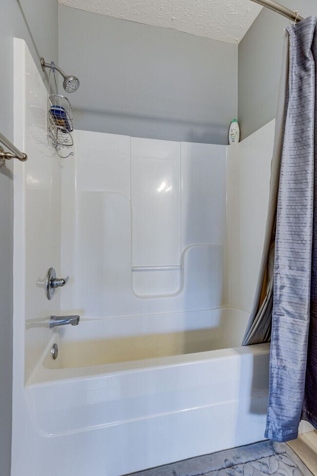 Building Photo - 2 BEDROOM 2 BATH TOWNHOME CLOSE TO DOWNTOWN