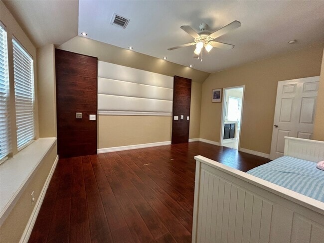 Building Photo - 5319 Lindenchase